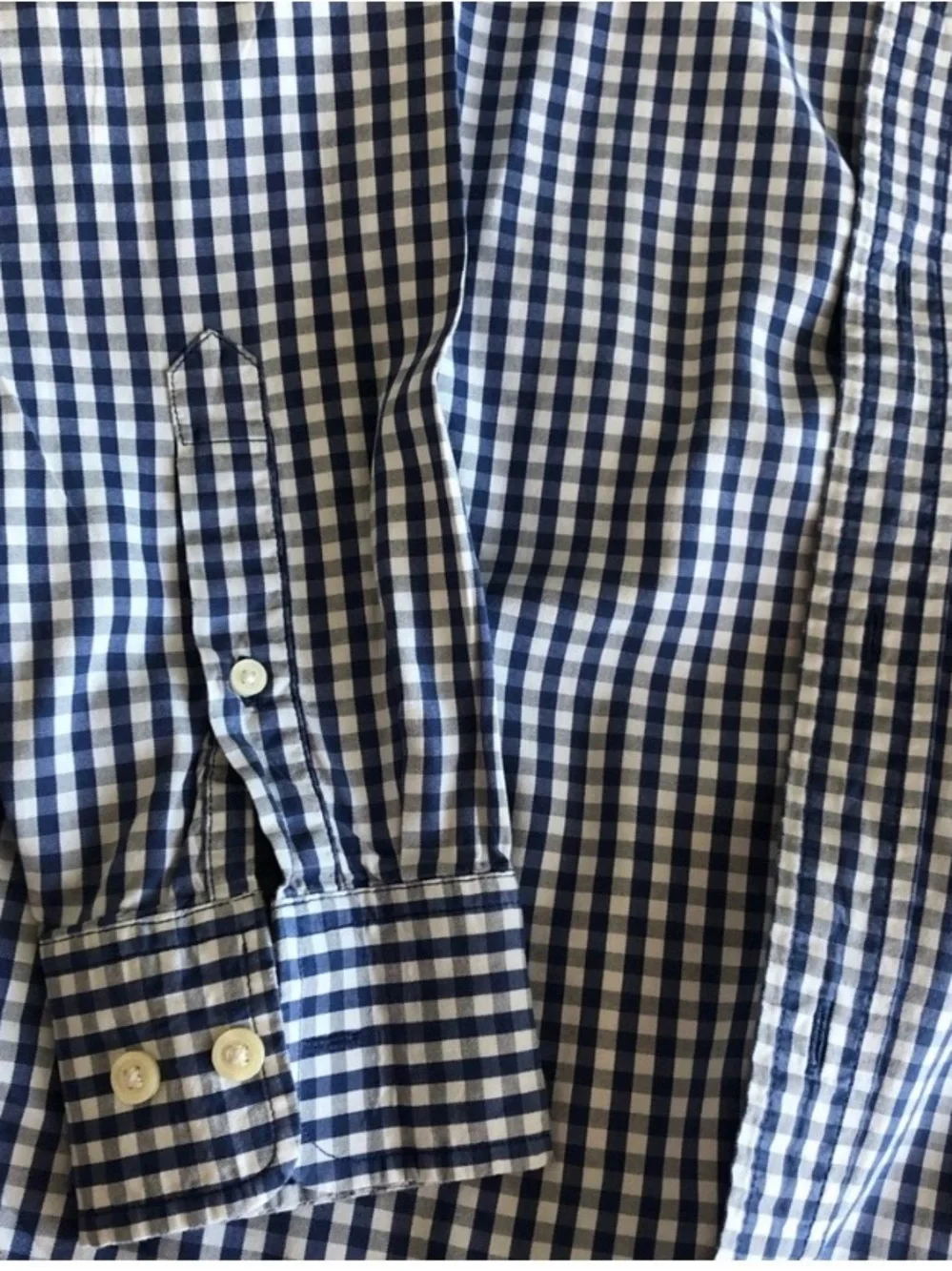 👕 Like New this Banana Republic Grey and White Check Button-Down 👕